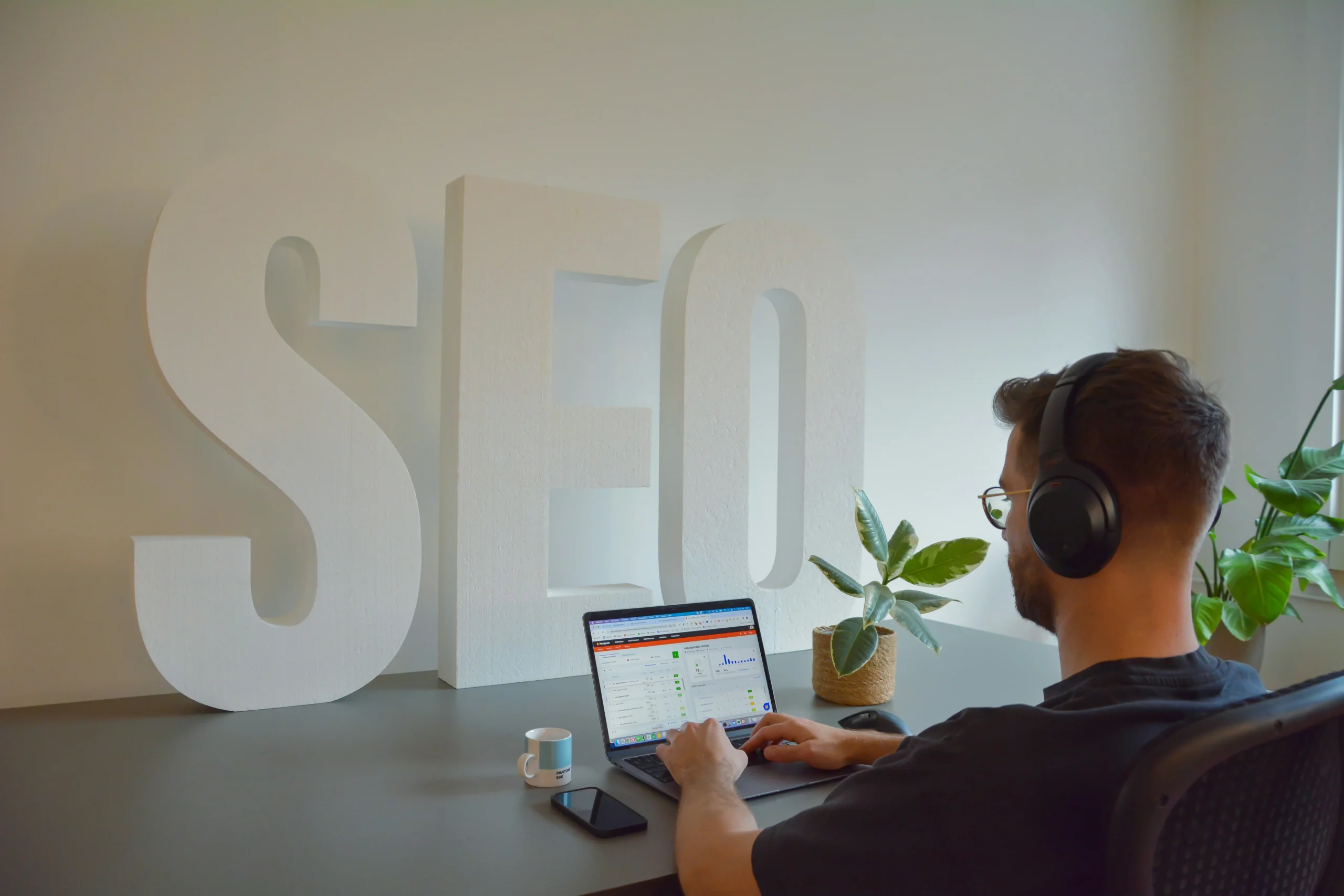 Digital PR professional analysing SEO and media outreach strategy